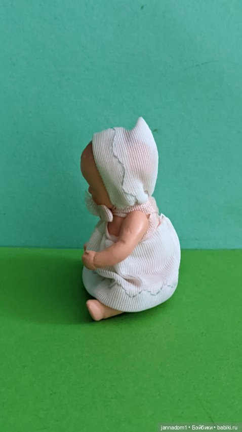 Керамический пупсик Hertwig 1508 в белом платье и шапочке, высота 8 см (фото 5)