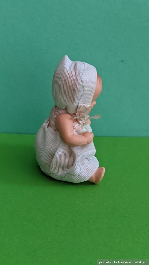 Керамический пупсик Hertwig 1508 в белом платье и шапочке, высота 8 см (фото 3)