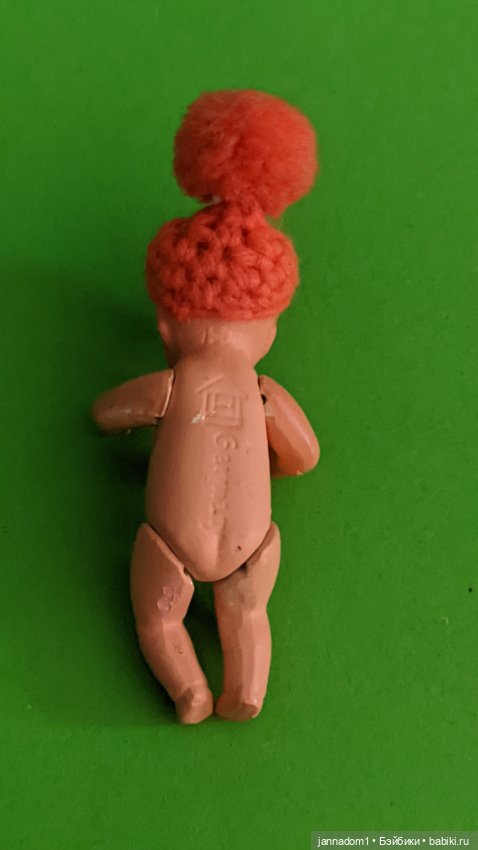 Керамический пупсик Hertwig 1508 в шапочке, высота 8 см (фото 8)