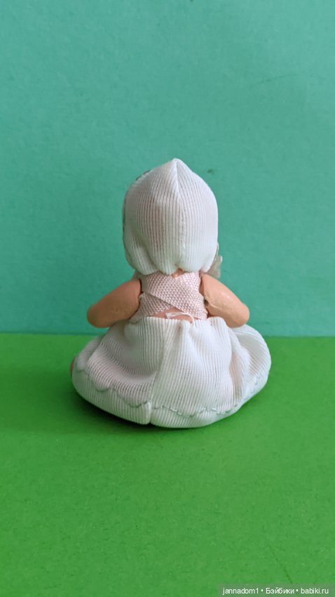 Керамический пупсик Hertwig 1508 в белом платье и шапочке, высота 8 см (фото 4)