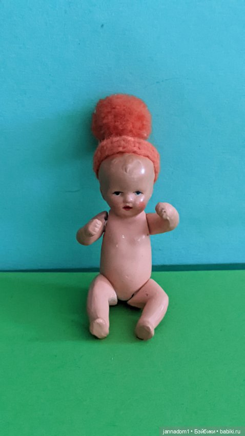 Керамический пупсик Hertwig 1508 в шапочке, высота 8 см (фото 2)