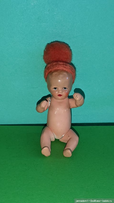 Керамический пупсик Hertwig 1508 в шапочке, высота 8 см