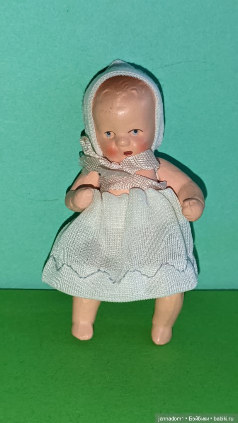 Керамический пупсик Hertwig 1508 в белом платье и шапочке, высота 8 см