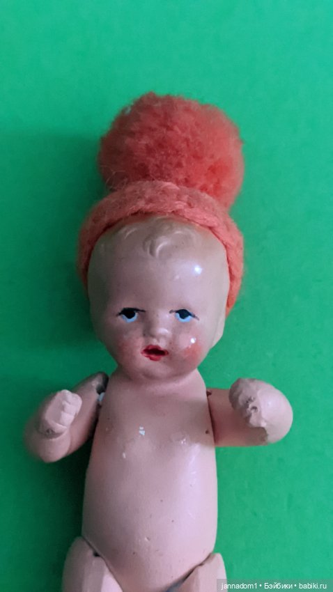 Керамический пупсик Hertwig 1508 в шапочке, высота 8 см (фото 7)