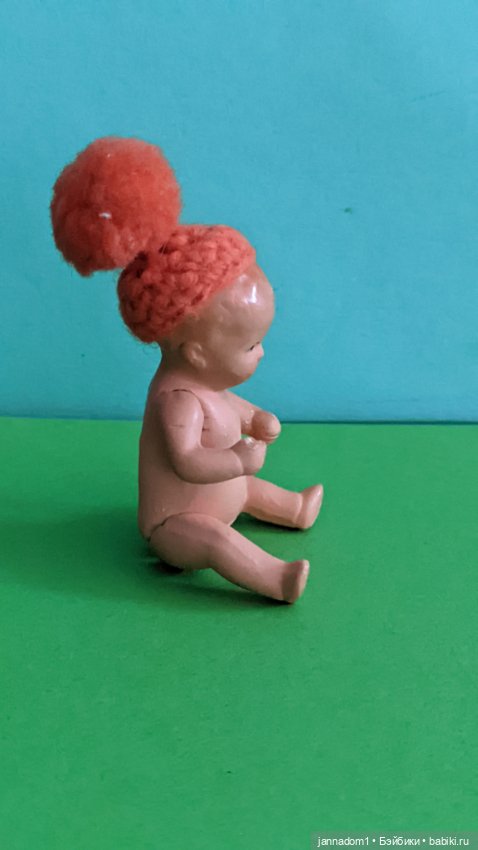 Керамический пупсик Hertwig 1508 в шапочке, высота 8 см (фото 5)