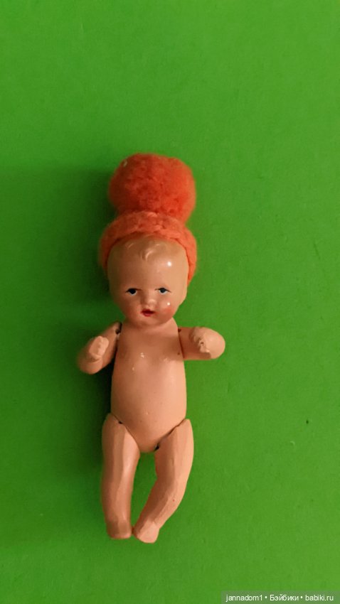 Керамический пупсик Hertwig 1508 в шапочке, высота 8 см (фото 6)