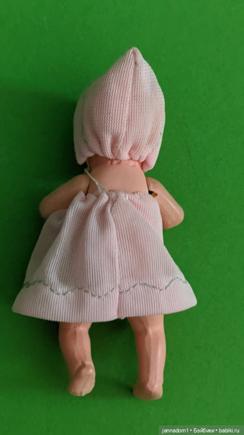 Керамическая куколка Hertwig 1509 с рельефными волосами, высота 9 см (фото 6)