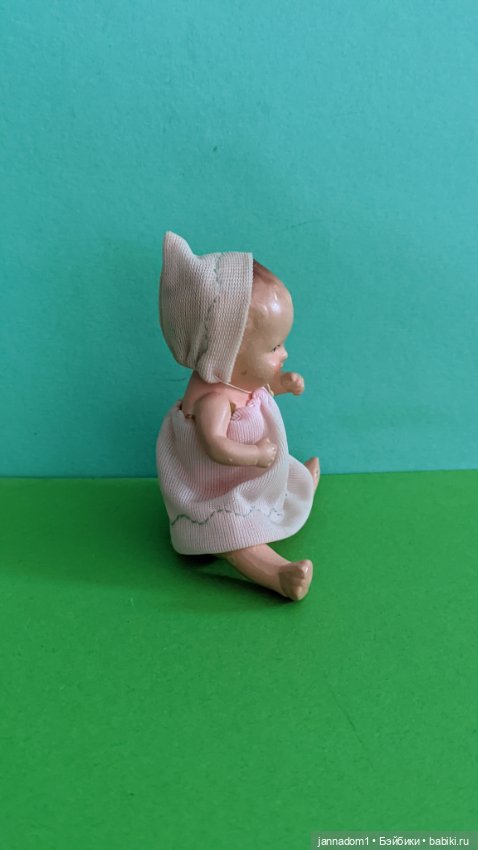 Керамическая куколка Hertwig 1509 с рельефными волосами, высота 9 см (фото 4)