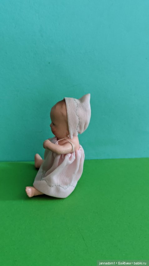 Керамическая куколка Hertwig 1509 с рельефными волосами, высота 9 см (фото 2)