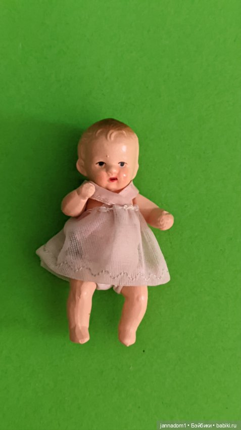 Керамическая куколка Hertwig 1508 в розовом платье, высота 8 см