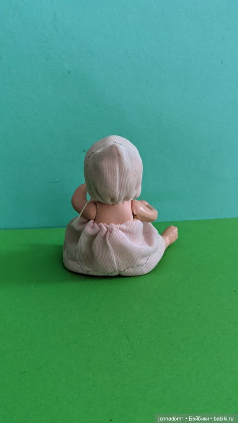 Керамическая куколка Hertwig 1509 с рельефными волосами, высота 9 см (фото 3)