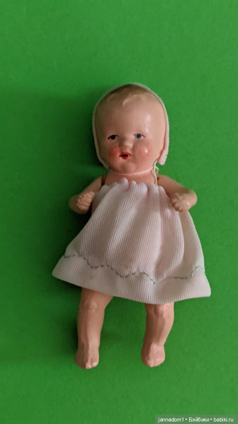 Керамическая куколка Hertwig 1509 с рельефными волосами, высота 9 см (фото 5)