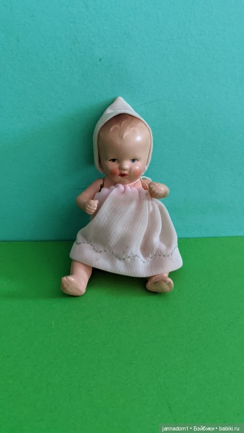 Керамическая куколка Hertwig 1509 с рельефными волосами, высота 9 см