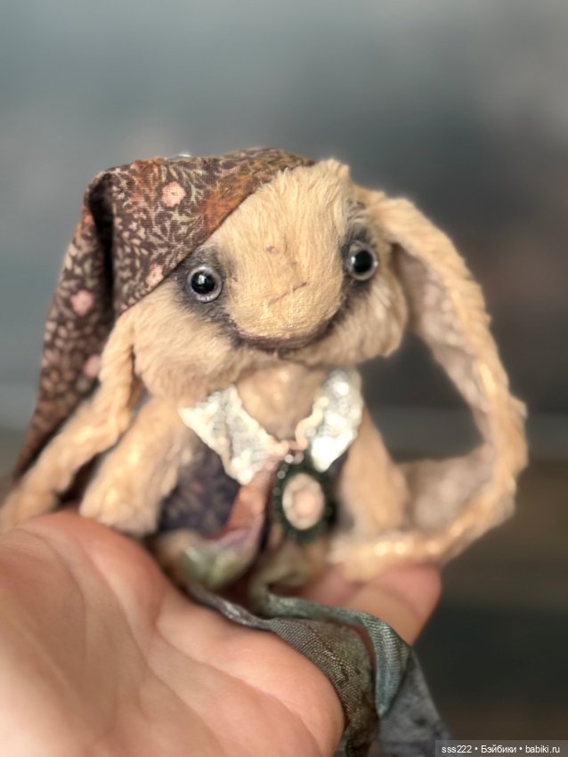 Зайчик с телефоном Ани Колыхаловой