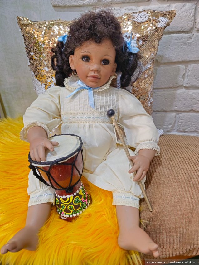 Африка, куколка фарфоровая с барабаном 324.2