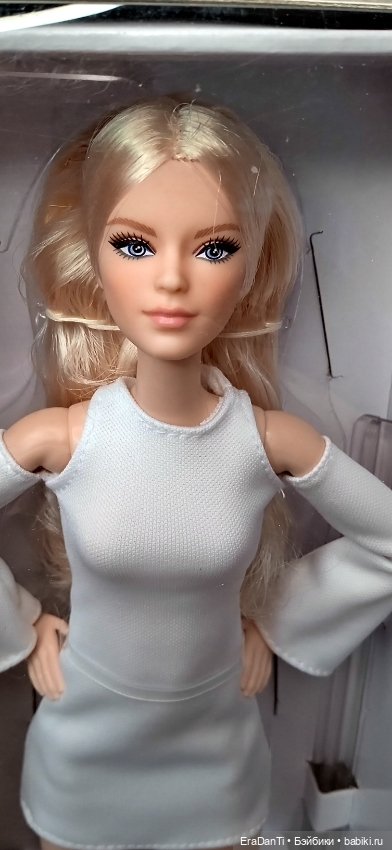 2021 Barbie Looks Doll #6 (GXB28) (фото 3)