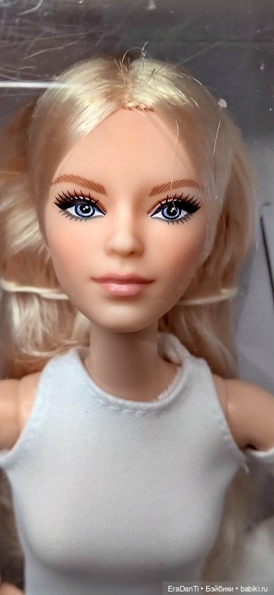 2021 Barbie Looks Doll #6 (GXB28) (фото 4)