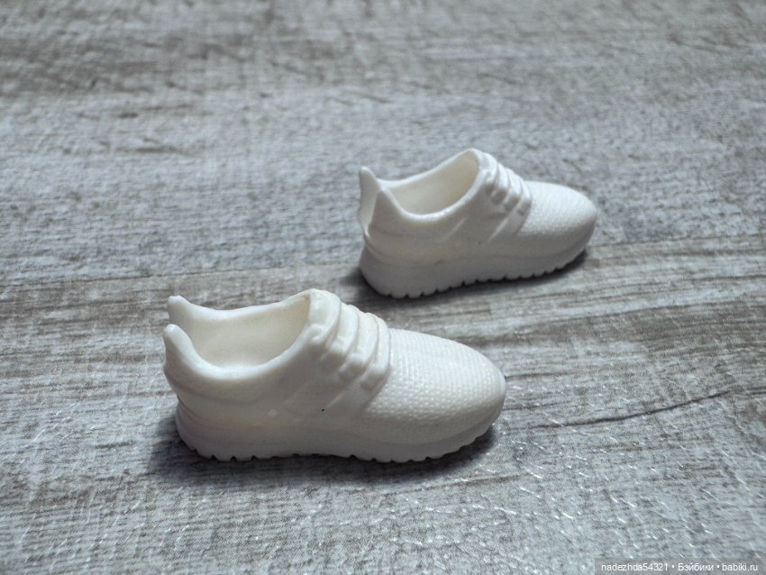 Комбинезон паралимпийца и белые кроссовки (фото 7)