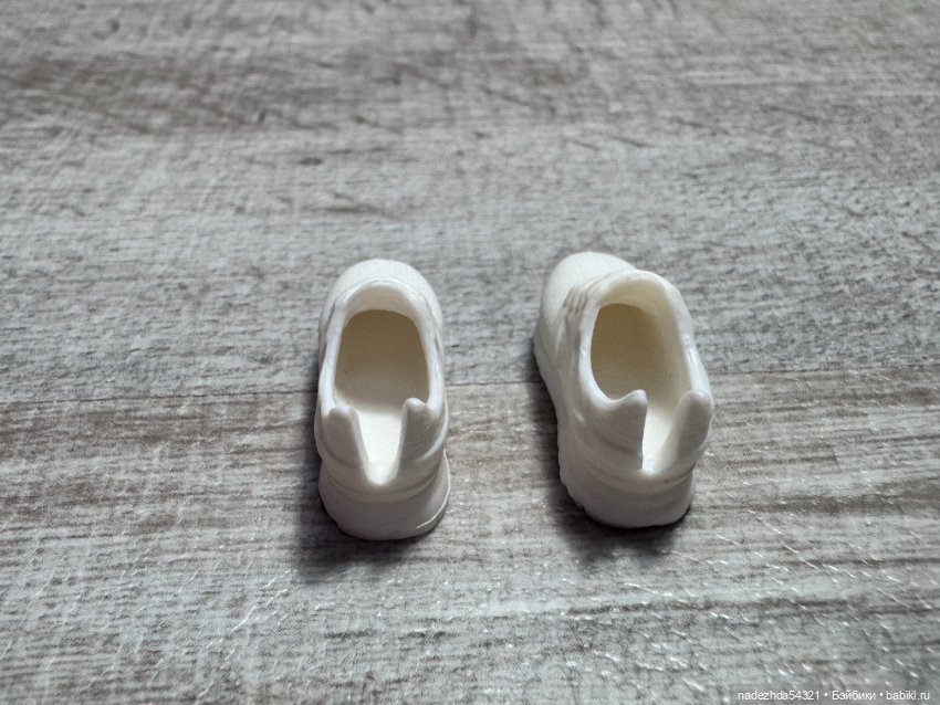 Комбинезон паралимпийца и белые кроссовки (фото 8)