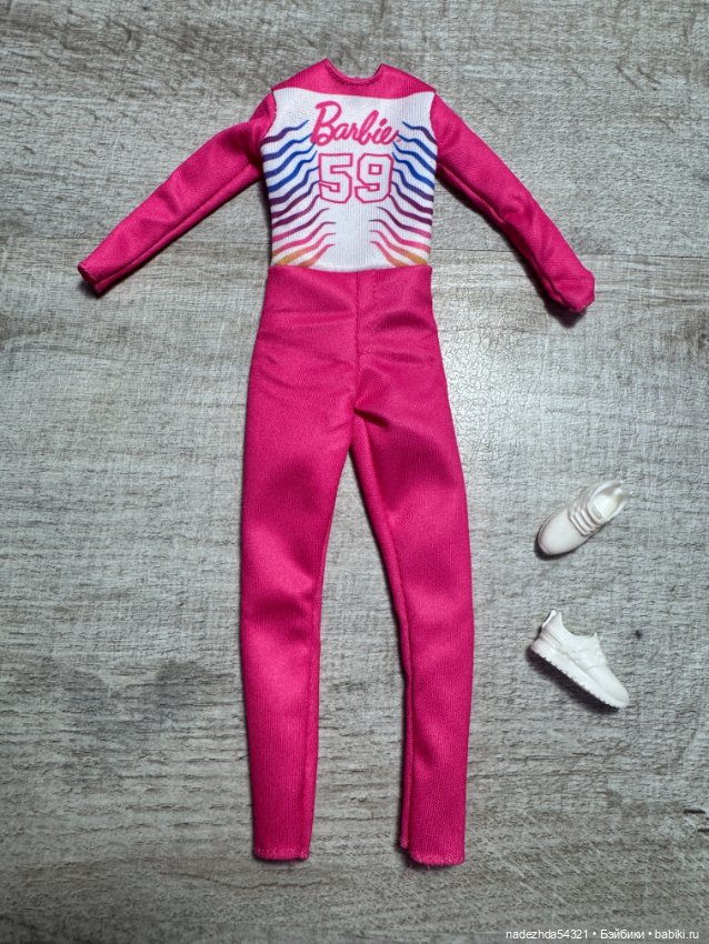 Комбинезон паралимпийца и белые кроссовки