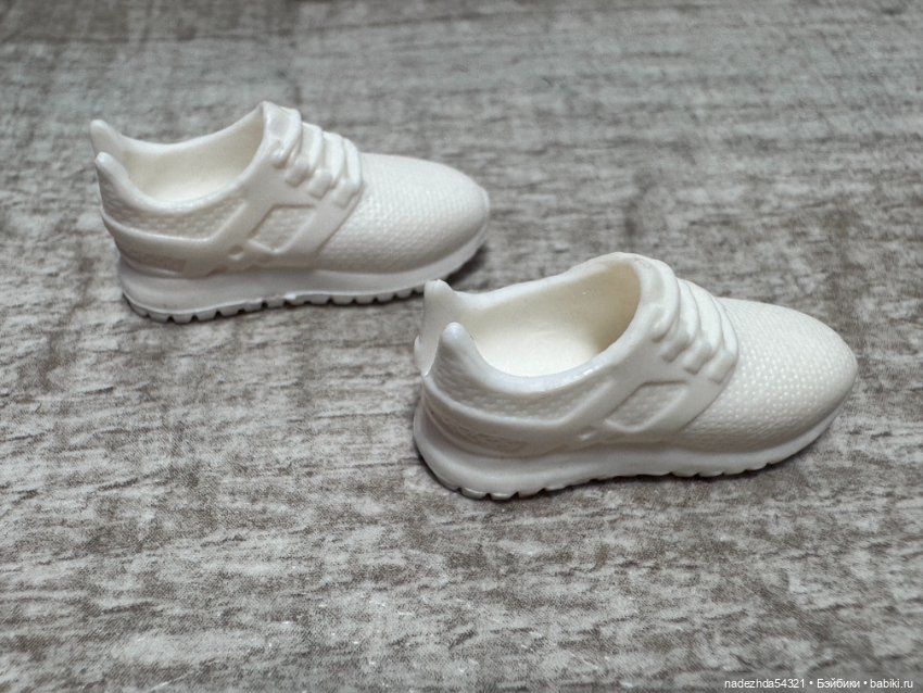 Комбинезон паралимпийца и белые кроссовки (фото 9)