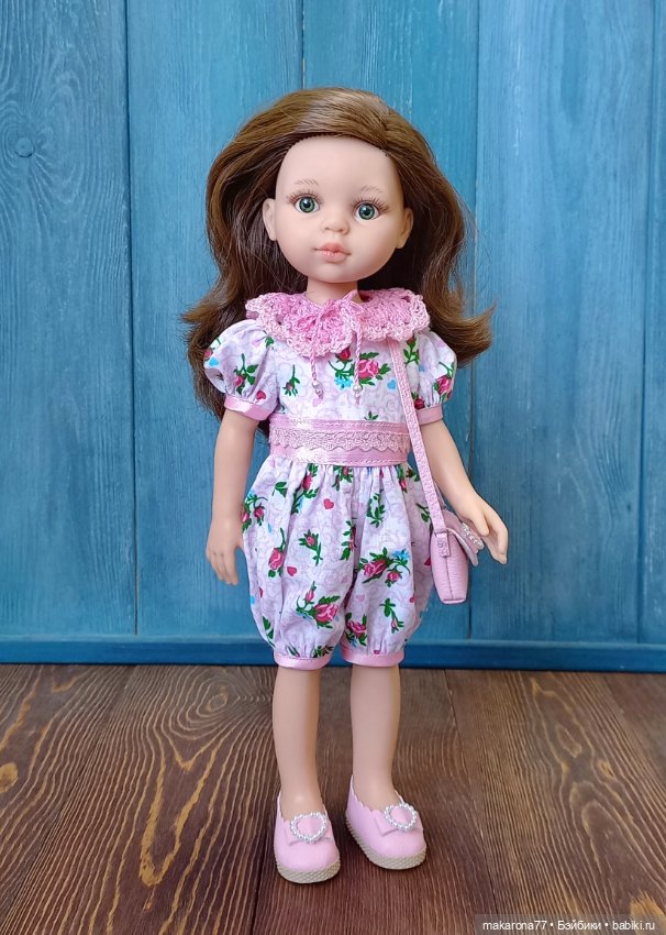 Комбинезон для кукол Паола Рейна 32 см, цвет розовый принт (фото 4)