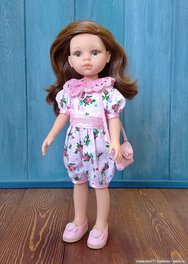 Комбинезон для кукол Паола Рейна 32 см, цвет розовый принт (фото 3)