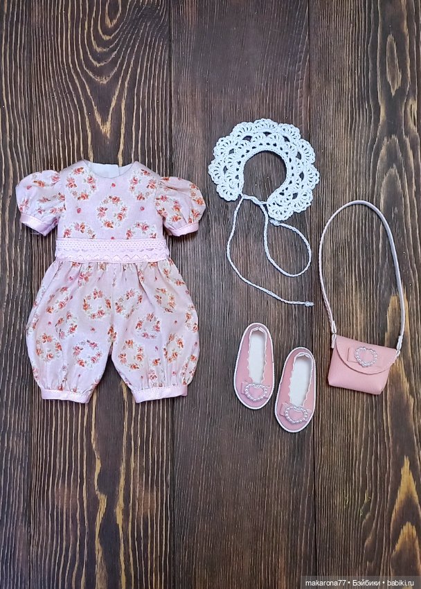 Комбинезон для кукол Паола Рейна 32 см, цвет персиковый принт (фото 4)