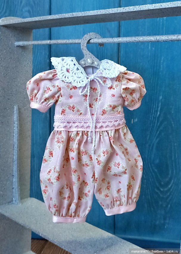 Комбинезон для кукол Паола Рейна 32 см, цвет персиковый принт (фото 3)
