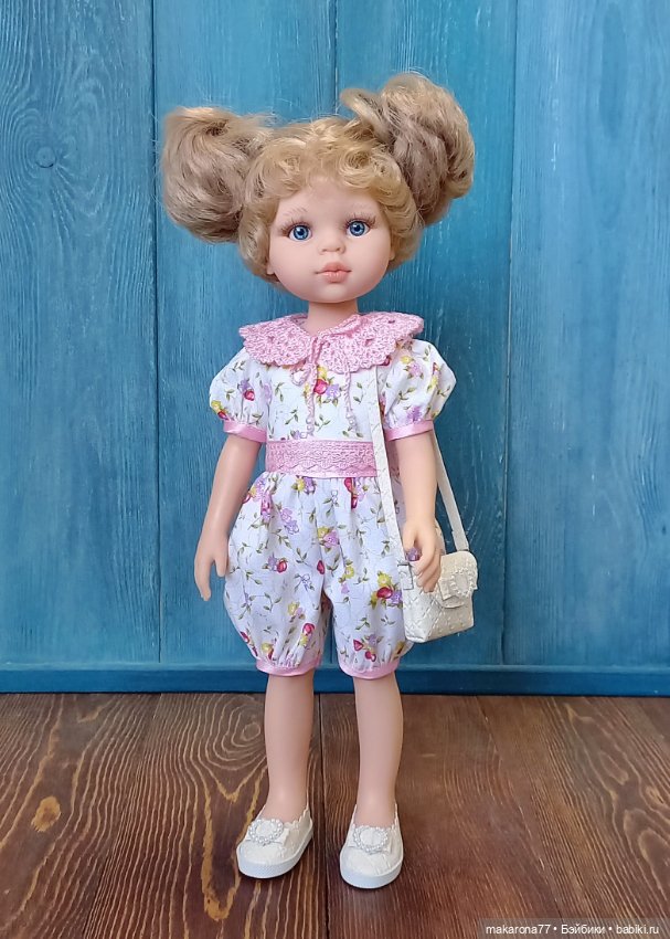Комбинезон для кукол Паола Рейна 32 см, цвет розовый принт (фото 2)