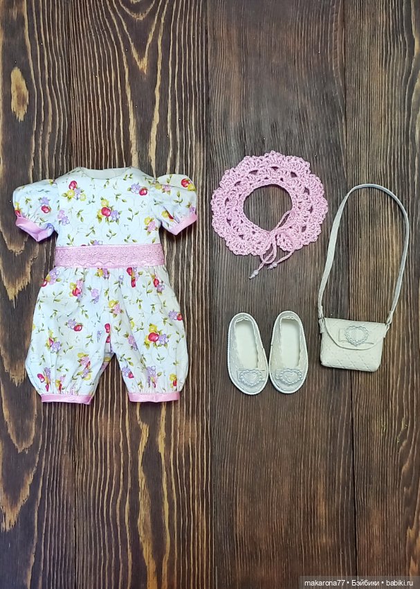 Комбинезон для кукол Паола Рейна 32 см, цвет розовый принт (фото 4)