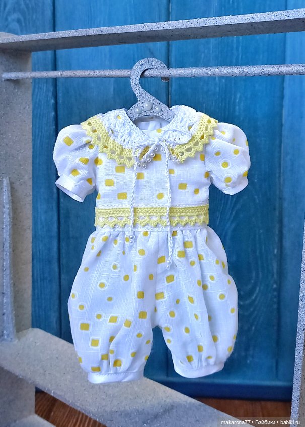 Комбинезон для кукол Паола Рейна 32 см, цвет белый/желтый принт (фото 3)