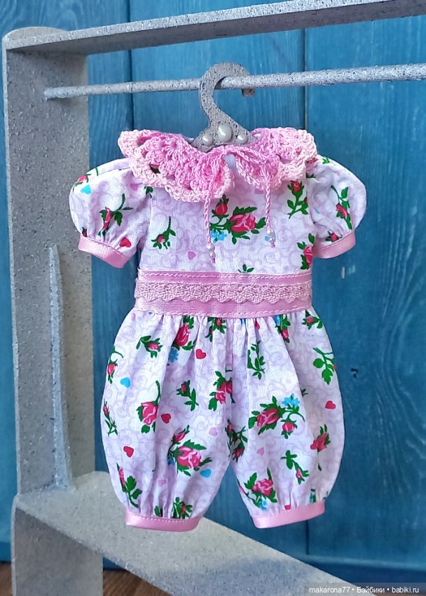 Комбинезон для кукол Паола Рейна 32 см, цвет розовый принт