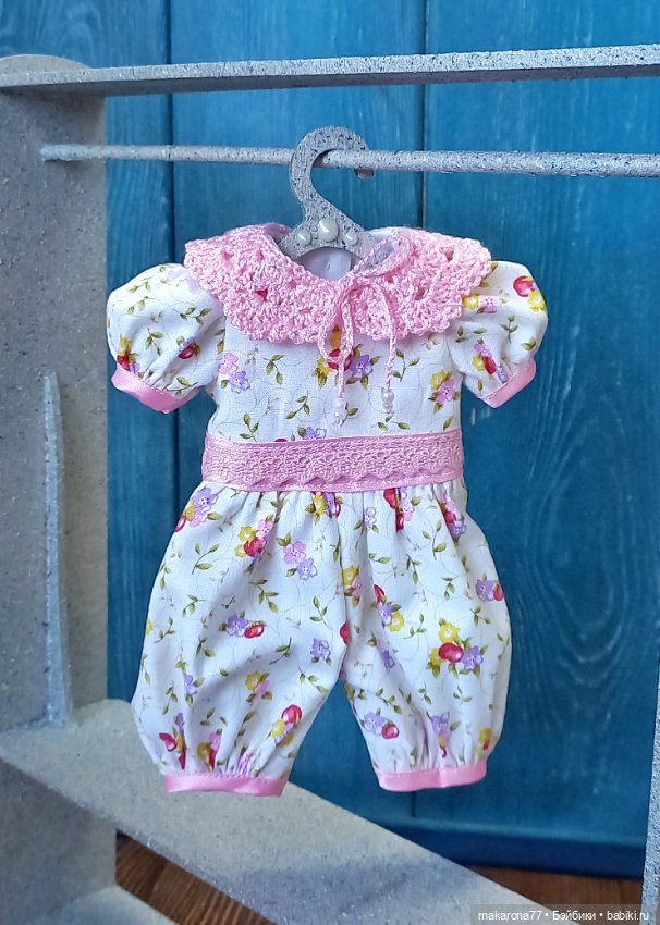 Комбинезон для кукол Паола Рейна 32 см, цвет розовый принт (фото 3)