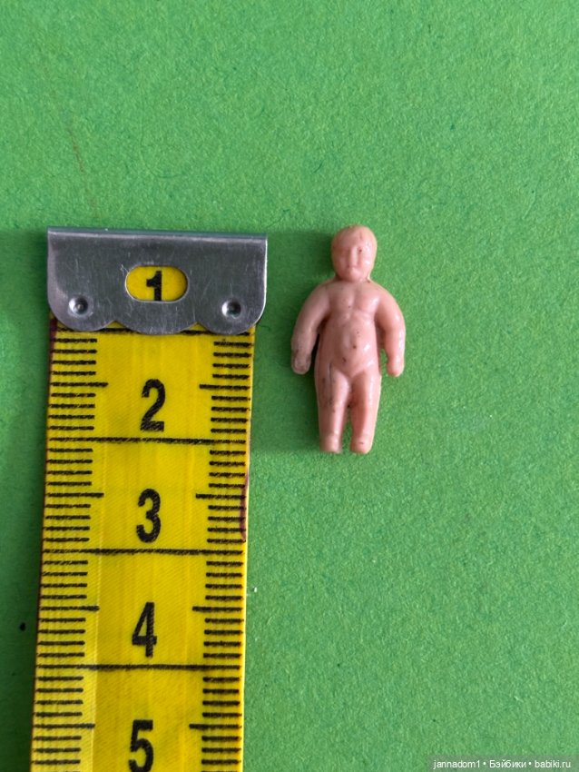 Очень редкая супер маленькая целлулоидная куколка, высота 2 см