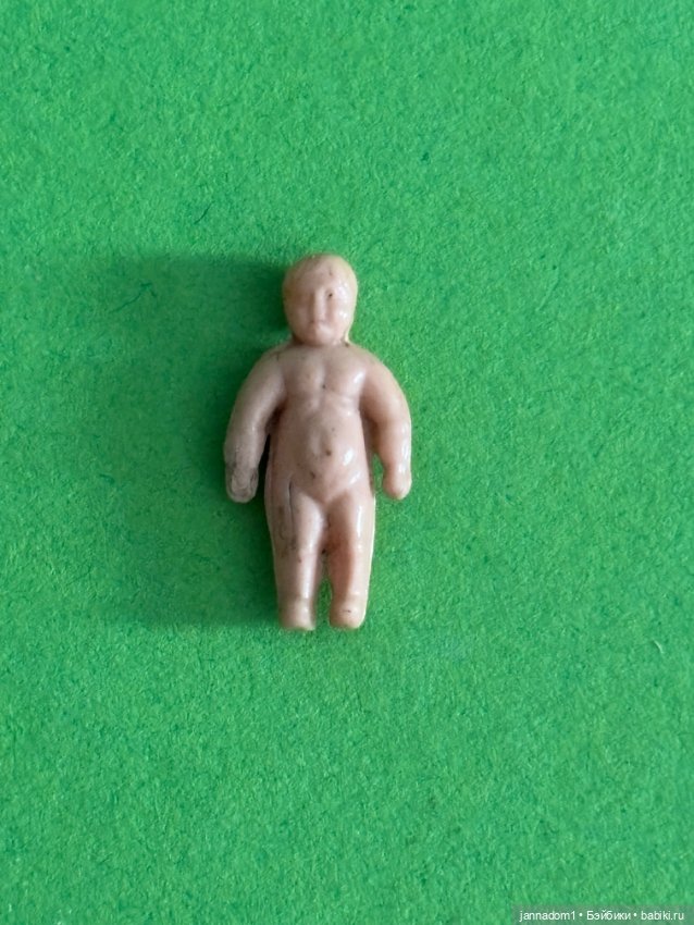 Очень редкая супер маленькая целлулоидная куколка, высота 2 см (фото 3)