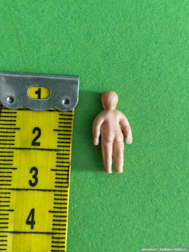 Очень редкая супер маленькая целлулоидная куколка, высота 2 см (фото 2)