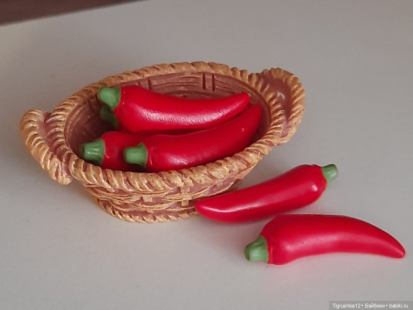 Корзинка с перчиками — Миниатюра для кукол (фото 2)