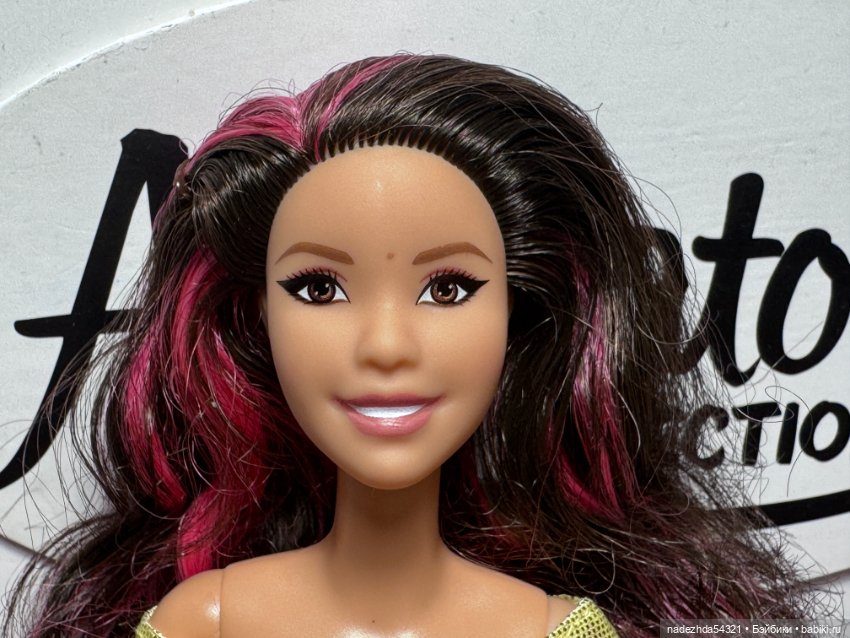 Барби Лесли на теле йоги Милли (фото 3)