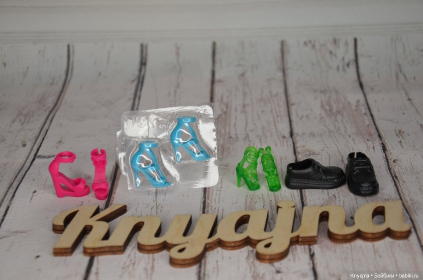 На барби босоножки от Лины Лукс, на кена