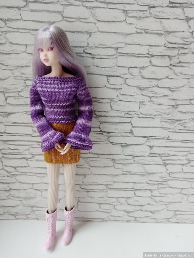 Одежда на Момоко фиолетовый топ с оборками на рукавах Momoko