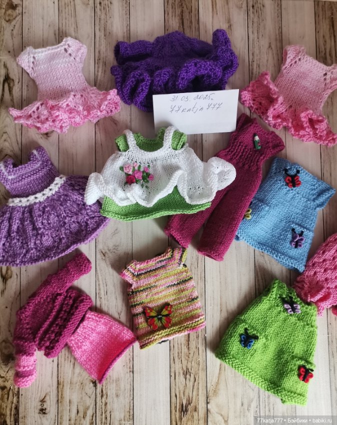 Много вязаных нарядов для мини Паолки (фото 6)
