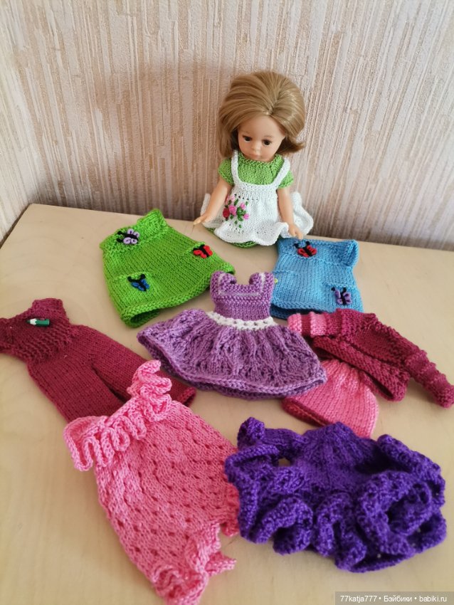Много вязаных нарядов для мини Паолки (фото 8)