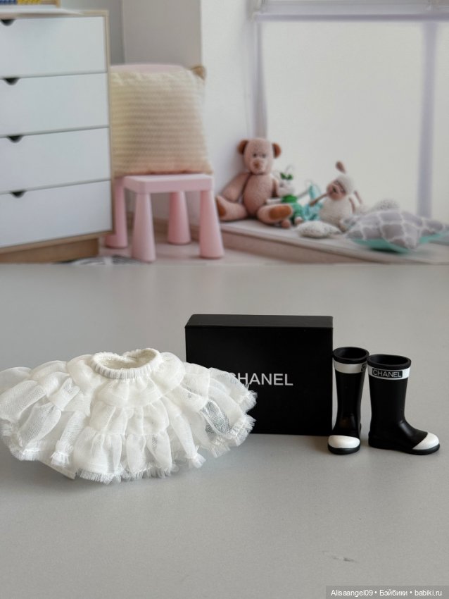 Сапоги Chanel и юбка — Одежда