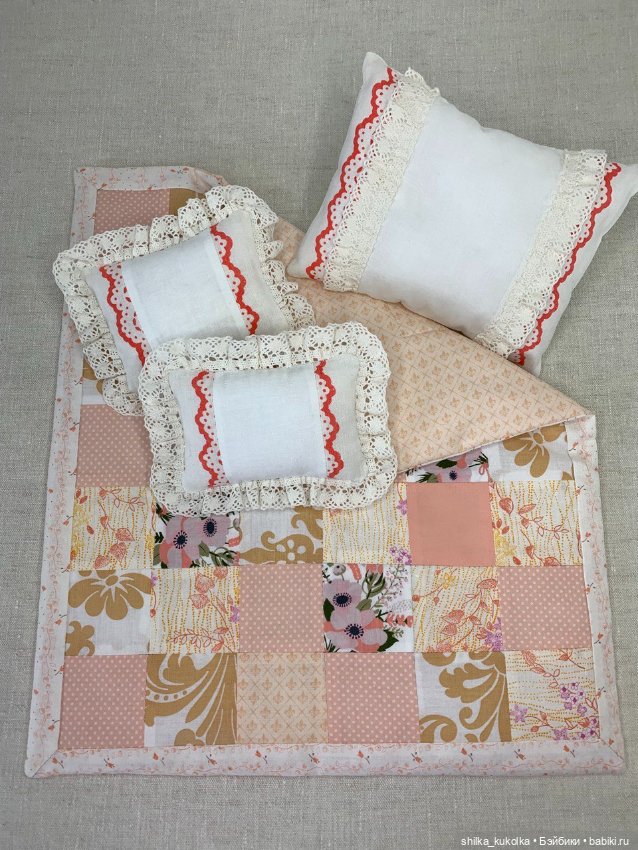 Кукольная постель с лоскутным одеялом (фото 7)