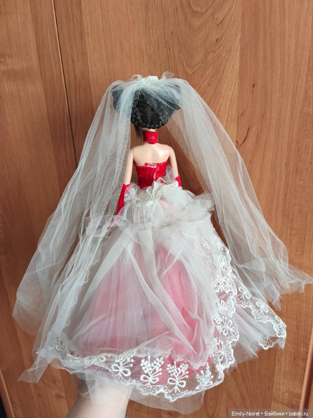 Соня Роуз Kurhn невеста в красном (фото 6)