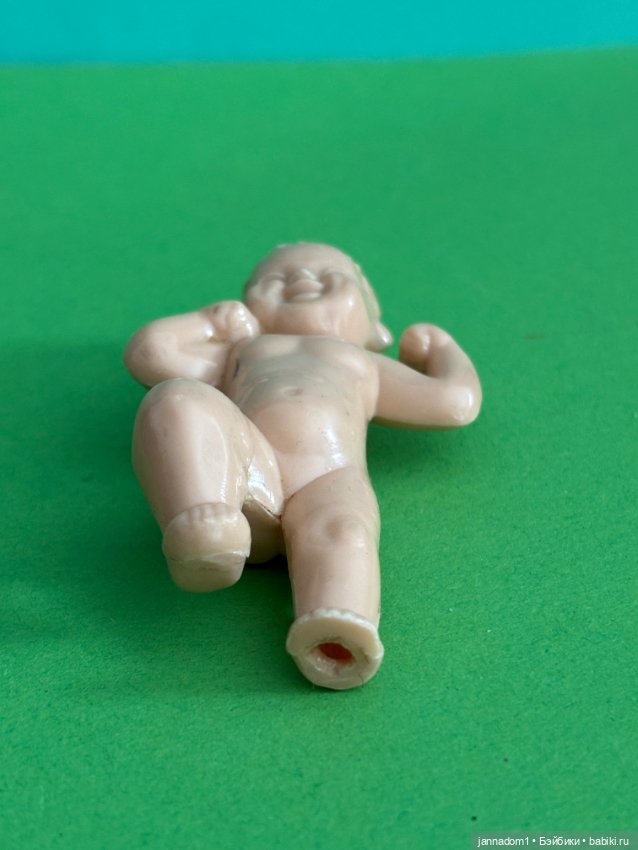 Пупсик погремушка Ges.Gesch с красивой лепкой, высота 7,5 см (фото 4)