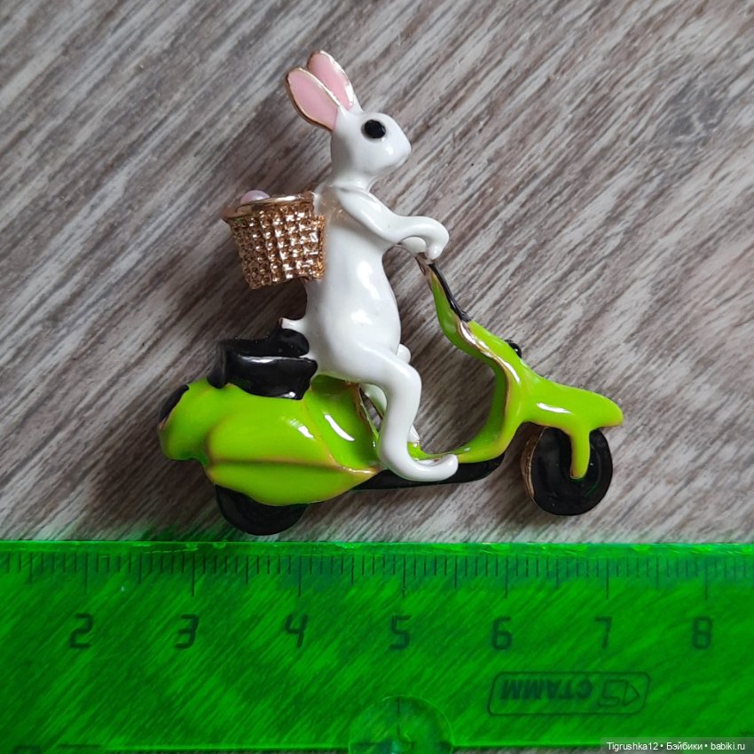 Брошь зайчик на мопеде — Украшения и очки для кукол (фото 4)