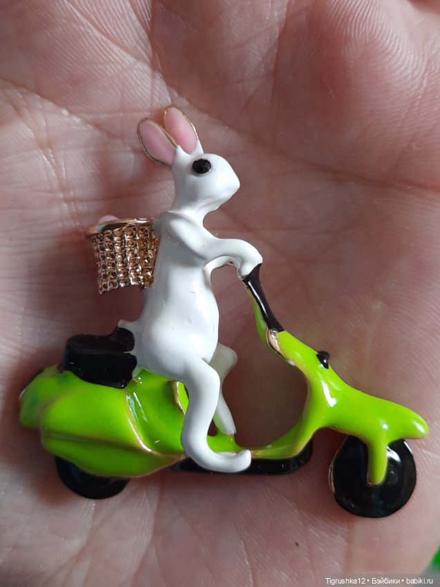 Брошь зайчик на мопеде — Украшения и очки для кукол (фото 3)