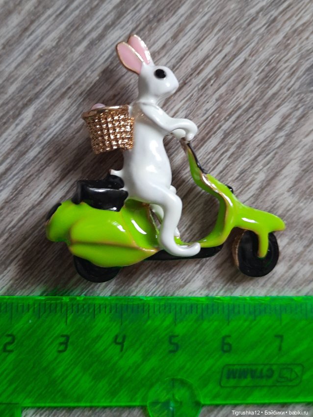 Брошь зайчик на мопеде — Украшения и очки для кукол (фото 5)
